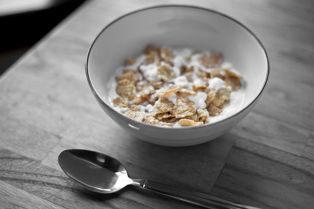 Foto hochwinkelansicht des löffels von cornflakes auf dem tisch