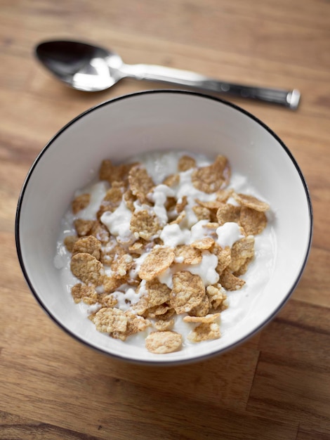 Hochwinkelansicht des Löffels von Cornflakes auf dem Tisch