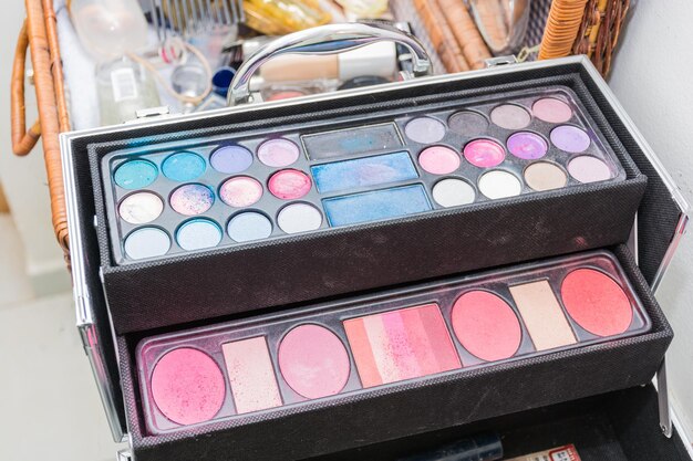 Foto hochwinkelansicht des make-up-kits