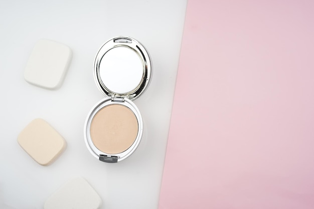 Hochwinkelansicht des Make-ups auf dem Tisch