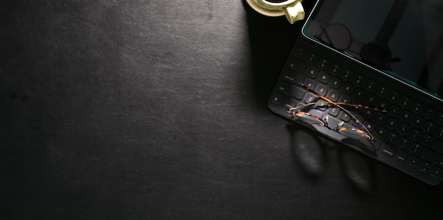 Hochwinkelansicht des Mobiltelefons auf dem Tisch