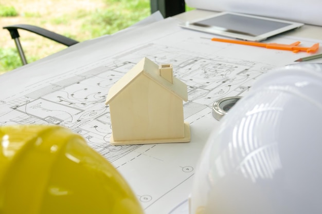 Hochwinkelansicht des Modellhauses auf dem Bauplan