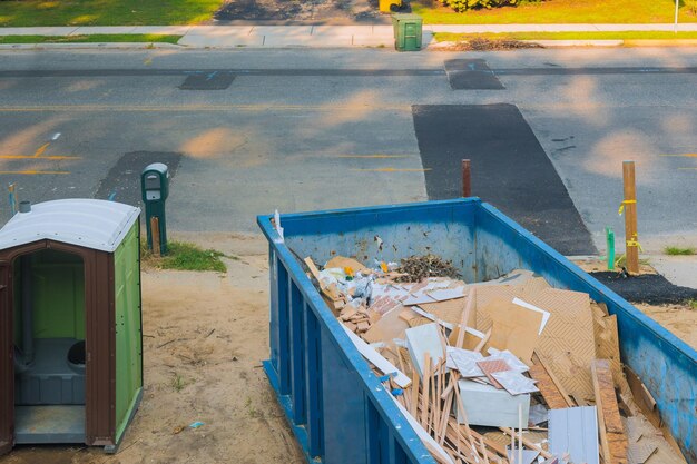 Foto hochwinkelansicht des müllcontainers auf der straße