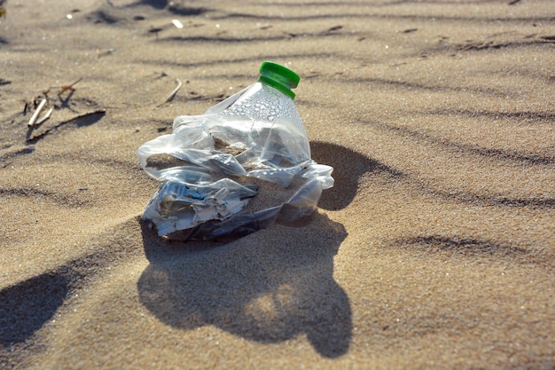 Foto hochwinkelansicht des mülls auf dem sand am strand