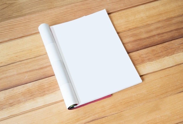 Hochwinkelansicht des offenen Buches auf dem Tisch