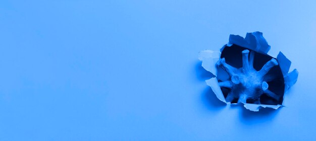 Foto hochwinkelansicht des papiers vor blauem hintergrund