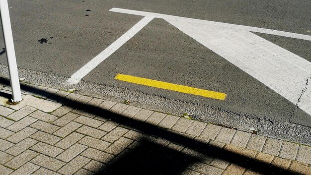 Foto hochwinkelansicht des pfeilsymbols auf der straße