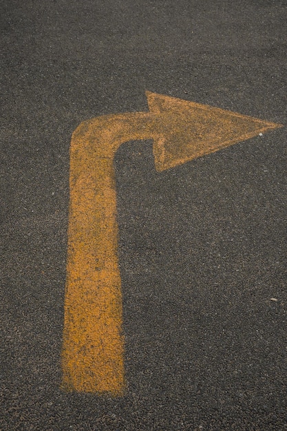 Foto hochwinkelansicht des pfeilsymbols auf der straße