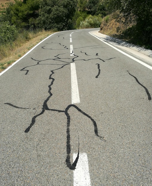 Foto hochwinkelansicht des pfeilzeichens auf der straße