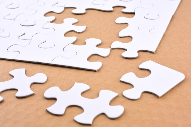 Hochwinkelansicht des Puzzles auf dem Tisch