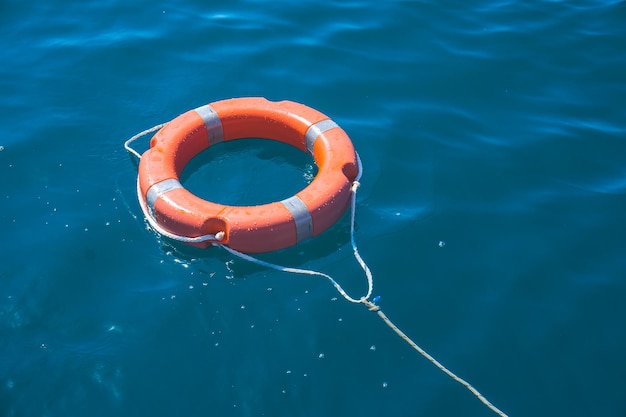 Hochwinkelansicht des Rettungsgürtels auf dem Meer