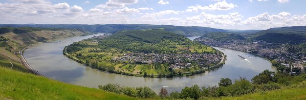 Foto hochwinkelansicht des rhein-flusses in gedeonseck inmitten von bäumen gegen den himmel