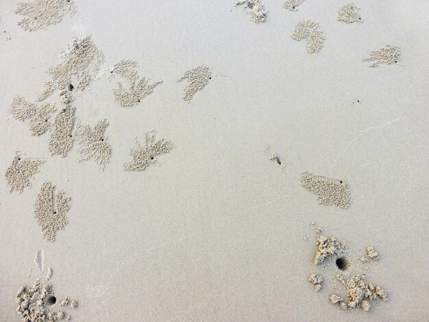 Hochwinkelansicht des Sandes am Strand