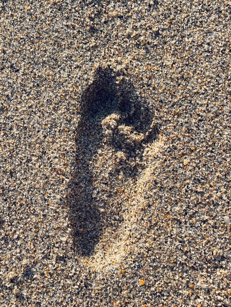 Foto hochwinkelansicht des schattens auf dem sand