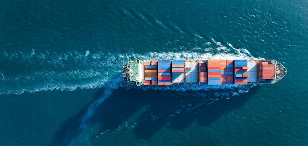 Foto hochwinkelansicht des schiffes auf see