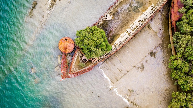 Foto hochwinkelansicht des schiffswracks auf dem fluss