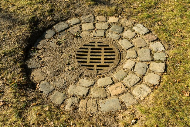 Foto hochwinkelansicht des schlauchlochs im park