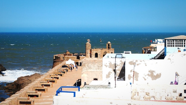 Foto hochwinkelansicht des schlosses vor dem meer