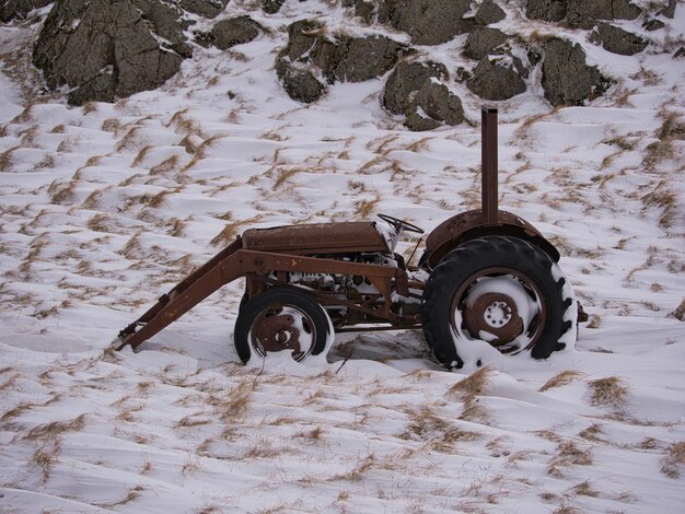 Foto hochwinkelansicht des schneebedeckten landes auf dem feld