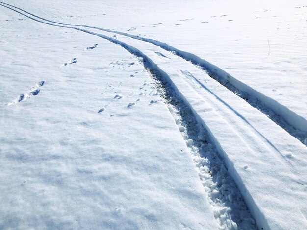 Foto hochwinkelansicht des schneebedeckten landes