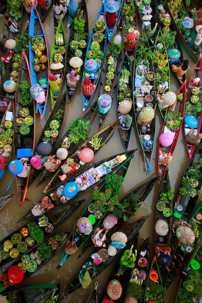 Hochwinkelansicht des schwimmenden Marktes