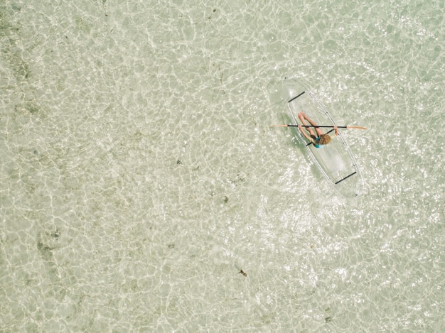 Hochwinkelansicht des Schwimmens auf dem Wasser