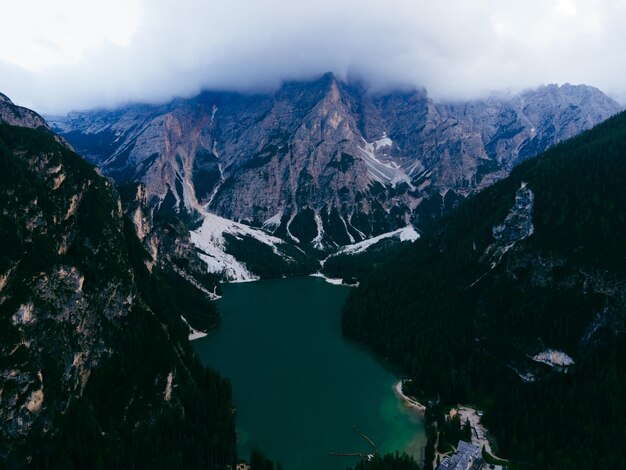 Foto hochwinkelansicht des sees inmitten der berge gegen den himmel