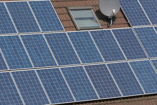 Hochwinkelansicht des Solarpanels auf dem Dach