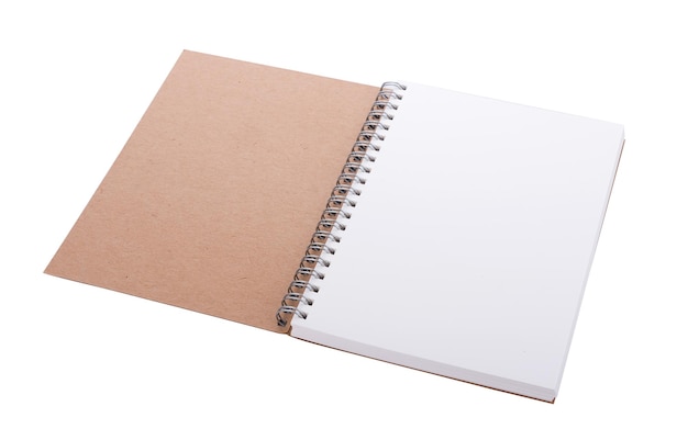 Hochwinkelansicht des spiralförmigen Notebooks vor weißem Hintergrund