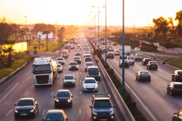 Hochwinkelansicht des Straßenverkehrs am Abend öffentliche Verkehrsmittel und tägliche Pendeln