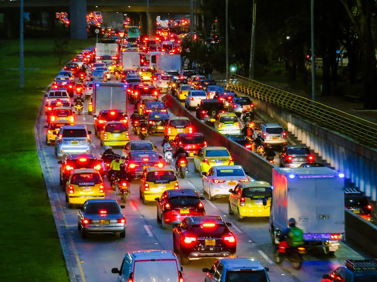 Foto hochwinkelansicht des straßenverkehrs in der nacht