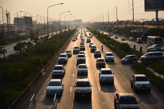 Hochwinkelansicht des Straßenverkehrs in der Stadt