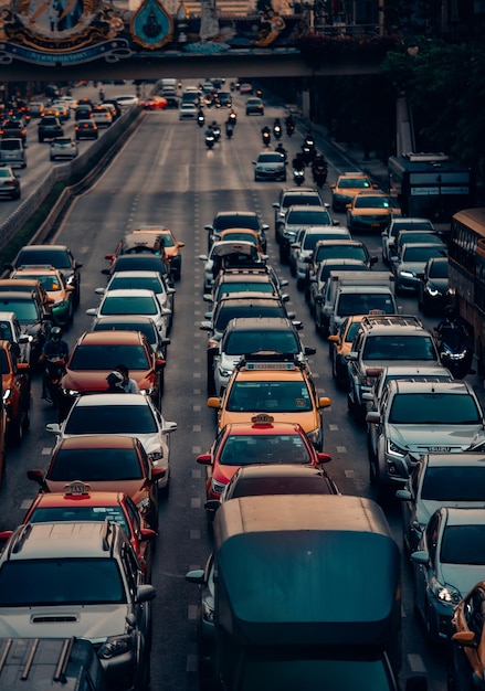 Hochwinkelansicht des Straßenverkehrs in der Stadt