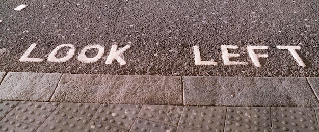 Hochwinkelansicht des Textes auf der Straße