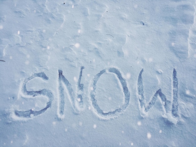Hochwinkelansicht des Textes auf Schnee