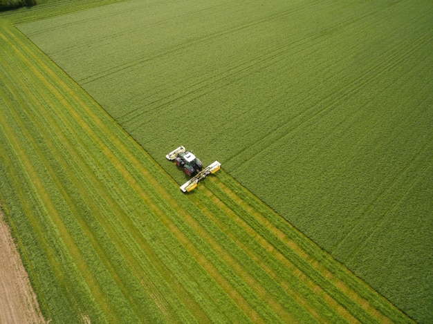 Hochwinkelansicht des Traktors auf dem Ackerfeld