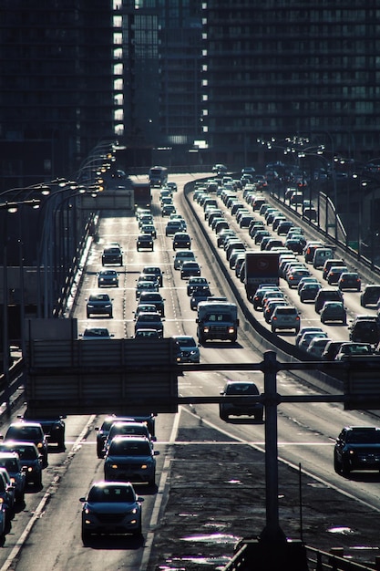 Hochwinkelansicht des Verkehrs auf der Straße