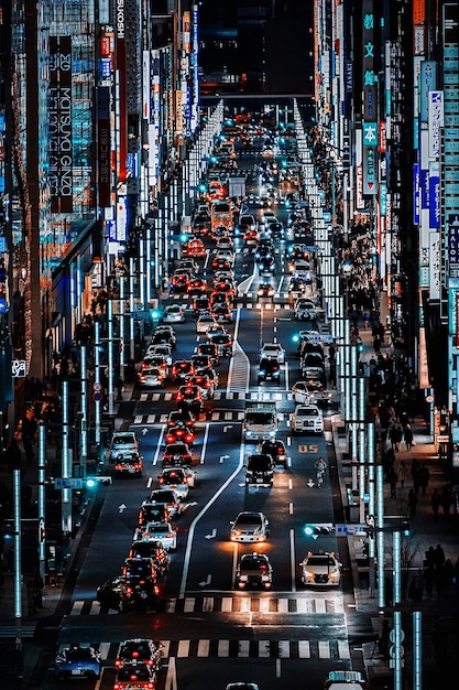 Hochwinkelansicht des Verkehrs auf einer Stadtstraße in der Nacht