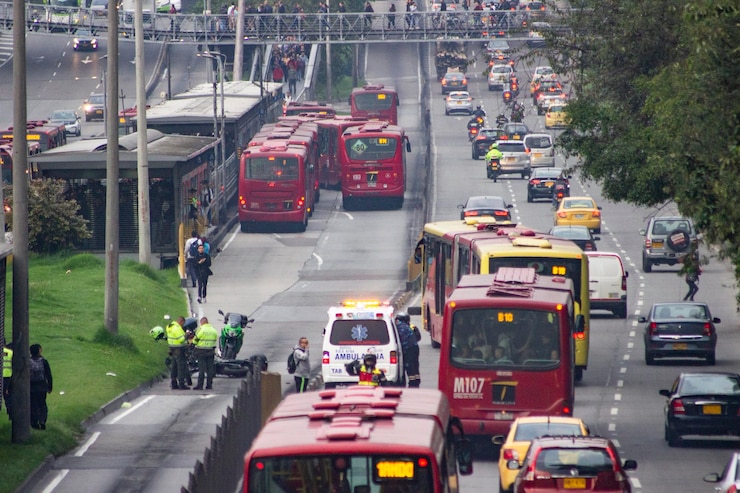 Foto hochwinkelansicht des verkehrs auf einer stadtstraße