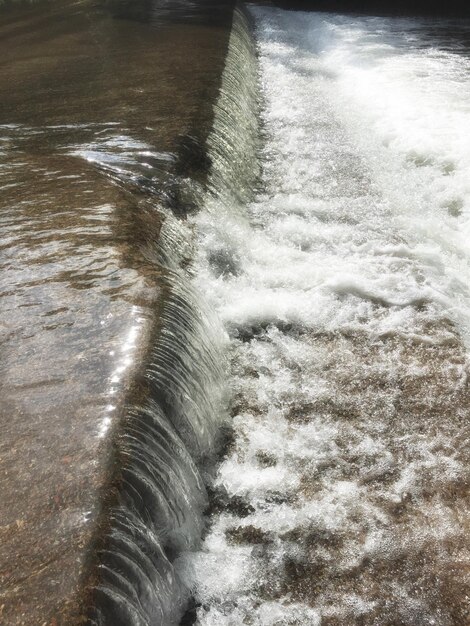 Foto hochwinkelansicht des wasserfalls auf dem fluss