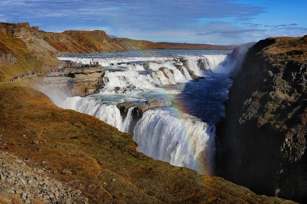 Hochwinkelansicht des Wasserfalls gegen den Himmel