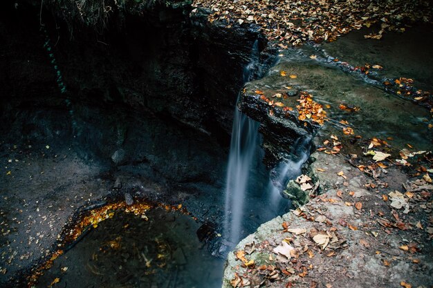 Foto hochwinkelansicht des wasserfalls