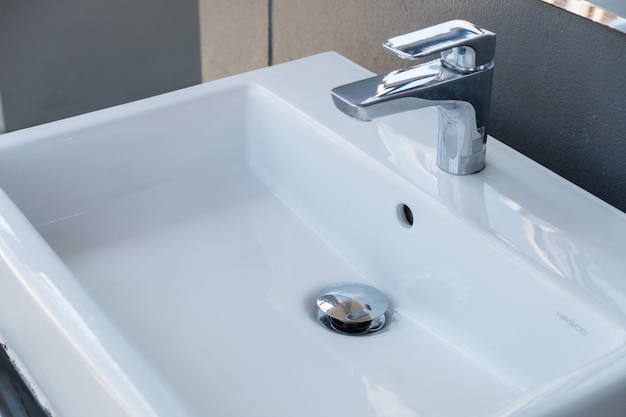 Hochwinkelansicht des Wasserhahns im Badezimmer