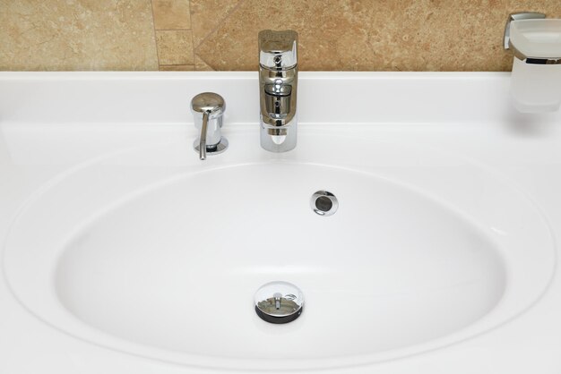 Hochwinkelansicht des Wasserhahns im Badezimmer