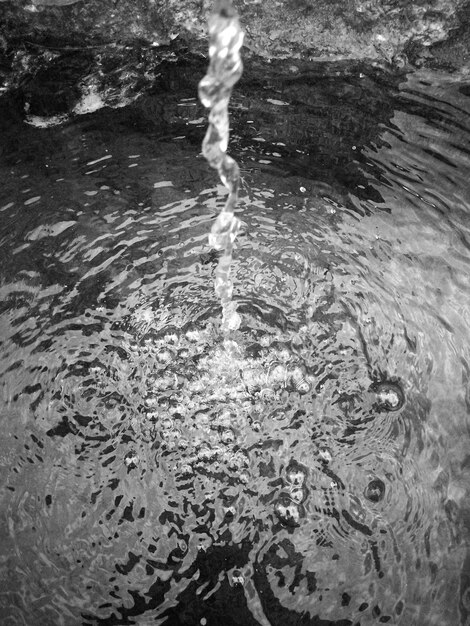 Foto hochwinkelansicht des wassers, das auf den teich spritzt