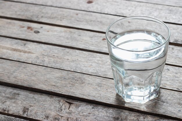 Hochwinkelansicht des Wassers im Glas auf dem Tisch