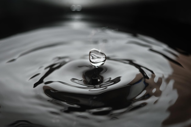 Hochwinkelansicht des Wassertrops im Behälter