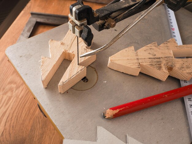 Hochwinkelansicht des Weihnachtsbaums aus Holz und der Ausrüstung