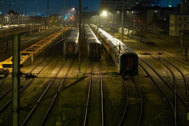 Foto hochwinkelansicht des zuges am bahnhof in der nacht