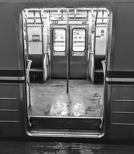 Foto hochwinkelansicht des zuges am bahnhof